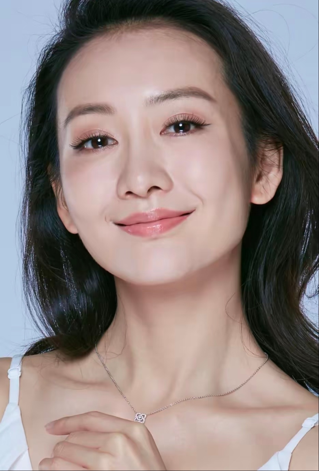 王鸥自曝童年经历：懂事的孩子，最让人心疼
 
王鸥曾坦然说起自己心酸的童年。她1982年10月28日出生于广西南宁，三岁时父母离婚，此后她一直跟随母亲生活。
 
母亲是一名裁缝，常年忙于做工赚钱维持生计，根本无暇时刻照顾她。因此，从幼儿园到小学，王鸥几乎没有安稳的居所，常年辗转在邻居爷爷奶奶、各个亲