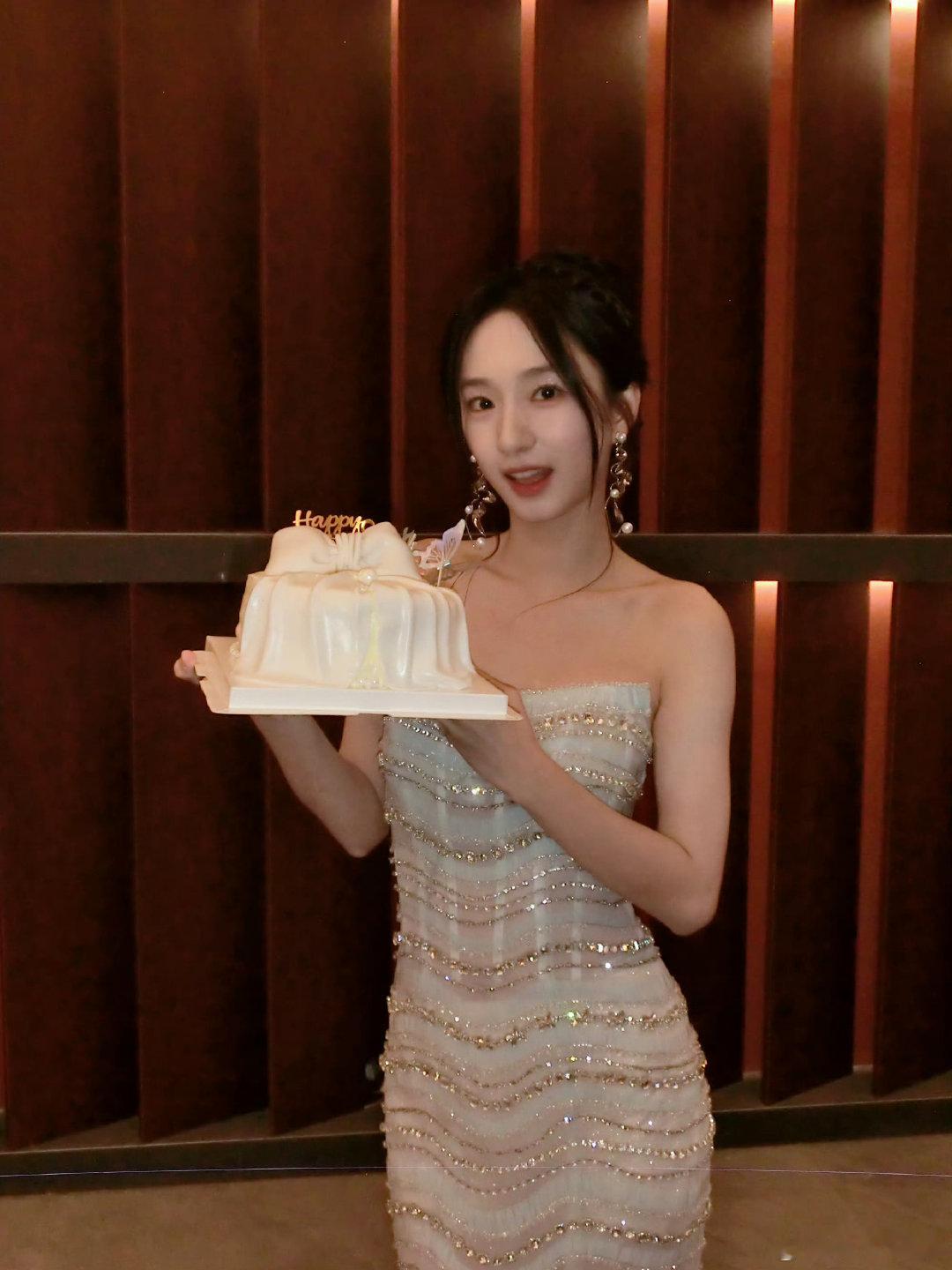 #谭盐盐[超话]##独家盐选# 
诡秘生日快乐 ​