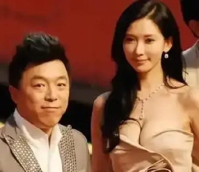 黄渤2016年录《康熙来了》，小S拿林志玲不在场编吻戏吐一个月的瞎话，黄渤两句话怼得她当场跳脚。

小S在节目里，天天拿林志玲比黄渤。比颜值，比身高，比身材。她编过车祸，编过坠马，这次编吻戏吐一个月。她拿不在场的女人编低俗梗，专等黄渤接招。

黄渤全程没黑脸，笑着听。他早年混酒吧，见过喝醉的客人往台