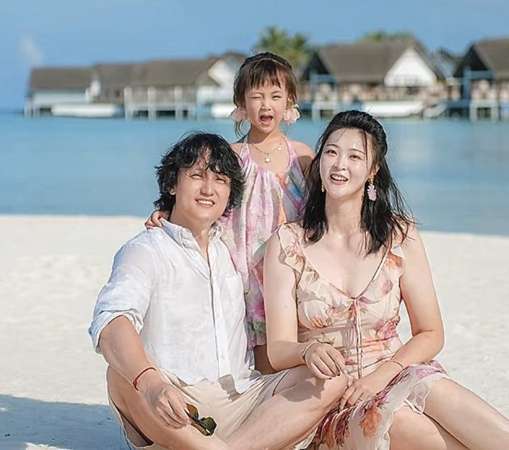 惠若琪10月12日晒出马尔代夫一家三口视频，网友差点没认出当年那个里约扣完球抱队友哭的队长。海边走的那段没摆拍，头发被风吹乱也不捋，脸比打球时圆了一圈，宽松度假衫一穿，整个人松下来了。旁边杨臻博也没走明星家属路线，头发随意、胡子懒刮，被评论区笑像搞艺术的，可人家是正经北大药学背景，当年她心脏手术前后