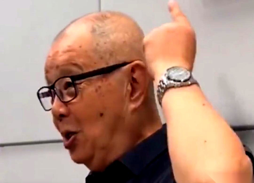 看国乒小将林诗栋在亚运会拿冠军，真正懂球的人盯着的根本不是金牌，而是他挥拍的方向。
前一阵子他刚靠着一手反手暴甩冲上世界前列，转头底牌就被各路对手看了个精光。
刚出道那会儿，林诗栋的反手横扫全场，球速快力量沉，只要反手占住上风，对面根本组织不起反击。那一板绝活太亮眼，硬是把他正手偏软的毛病给遮得严严