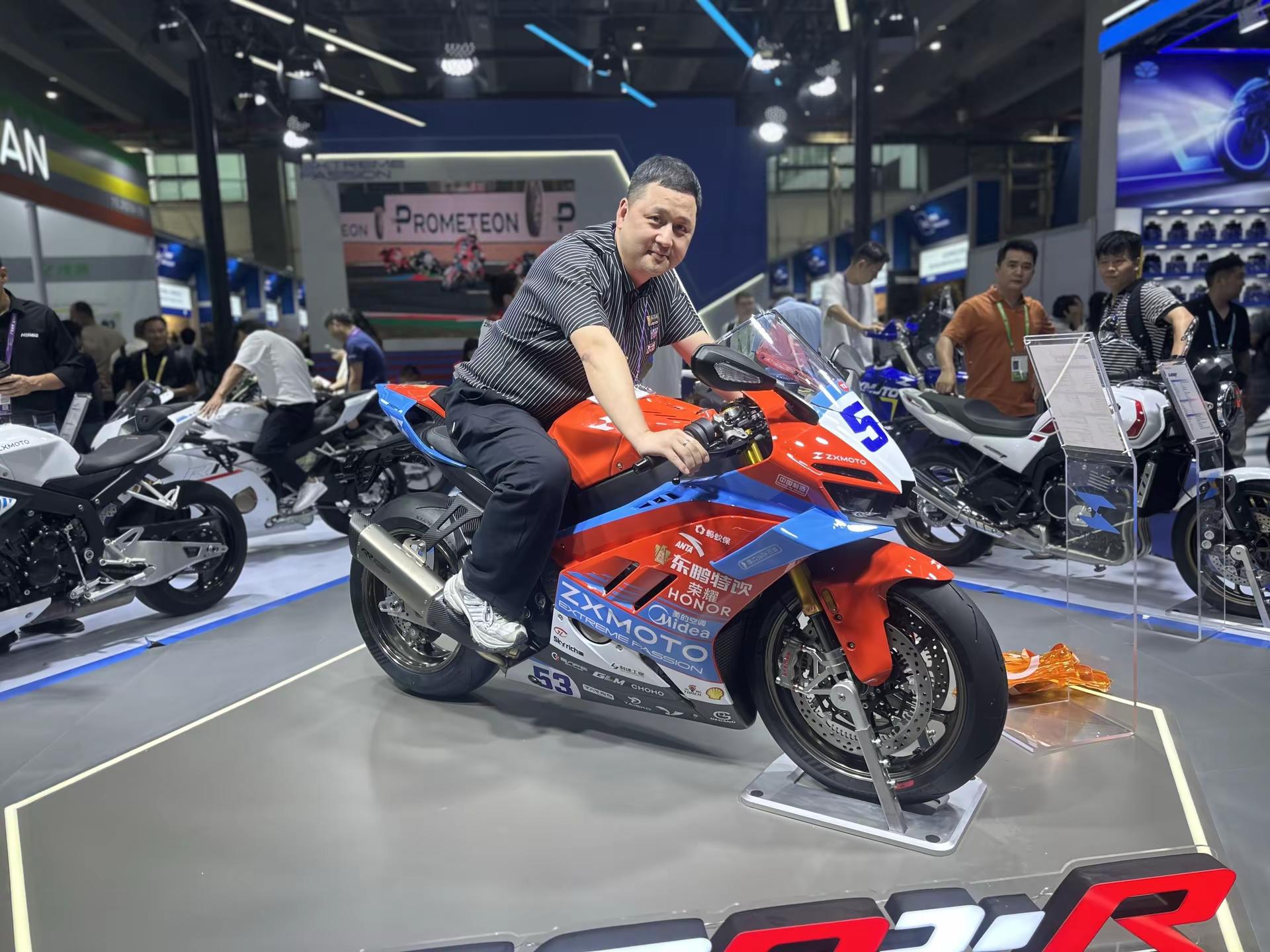 第140届广交会 第140届广交会，打卡张雪机车展台眼前这台820RR-R，53号冠军赛车。硬核国产大排，颜值与实力兼备。中国制造亮相国际展会，向全世界展示中国机车力量！张雪机车