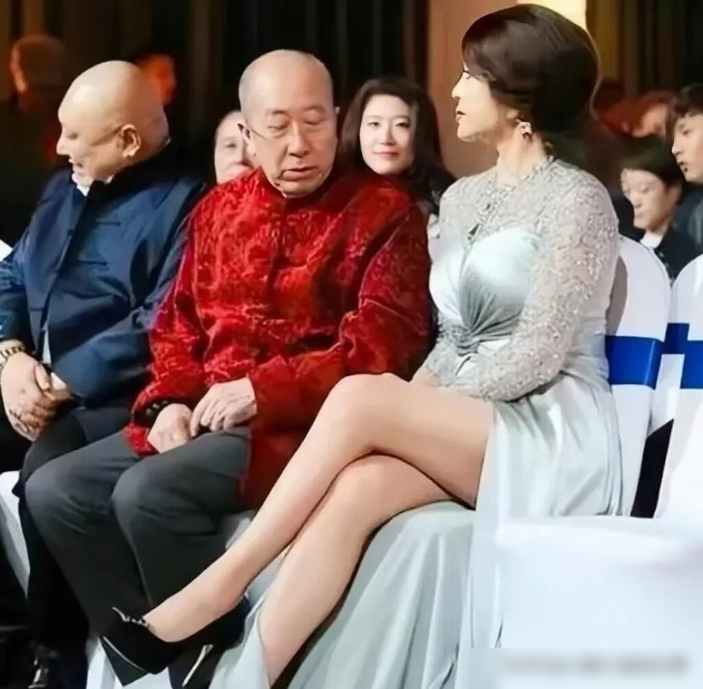 刘晓庆是一个比较会打扮的人，她穿的衣服既时髦又大气，减龄大方，颜值从年轻到现在都不算美人级别的，但她演技好，出演过不少经典影片，活得洒脱、通透。
说到演技，她可不是一般的好，那是实打实的教科书级别。很多人可能只记得她在《武则天》里，从16岁少女演到80多岁女皇，那种少女的娇憨和晚年的帝王之气，切换