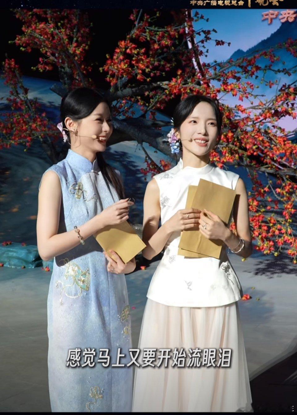 #陈楚生联动阿嬷#宿命感直接拉满！陈楚生和阿嬷剧组这波联动真的太戳人了😭很难得可以看到台前幕后双向奔赴的场面。王晓慧谈起陈楚生的时候满眼欣赏，说忍不住目光一直追着他，他的歌声里面盛满故事，能够稳稳接住人的情绪直抵心底。李思潼听完演唱更是共情到鼻尖发酸，几乎当场落泪。一部《给阿嬷的 ​