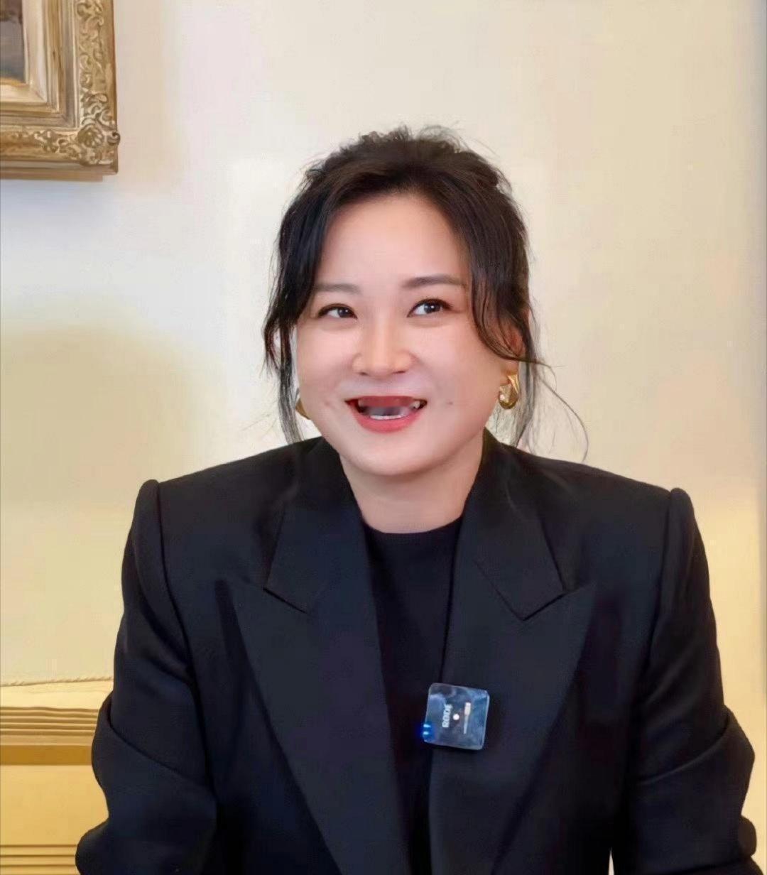 贾玲最近露面，状态真的一下子拉满了!整个人完全回到了之前那种感觉，这次真的超级好看，又自然又松弛，还特别大方。要说微胖圈里五官最能打的，她绝对排第一。之前在时尚博主包包那儿采访，贾玲说自己属于那种喝多了就爱给人看手相的人，这话也太有梗了吧。还挺期待她再和沈腾一起录《王牌对王牌》的 ​