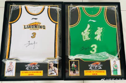 辽宁男篮3号赵继伟亲签球衣，白绿两色，李宁正品，裱框完成