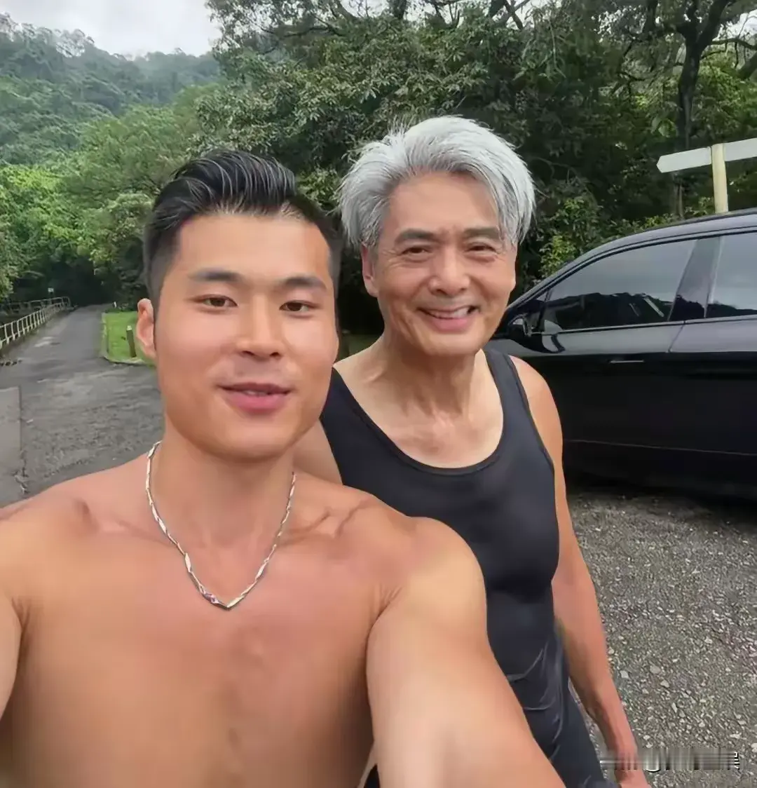 周润发越看越耐看，把健身的小哥哥都比下去了！
最好的保养品就是健身，71岁的周润发皮肤紧致，线条健美，一头银发，把常年健身的小哥哥都比下去了呢。
越看越有男神的威力！