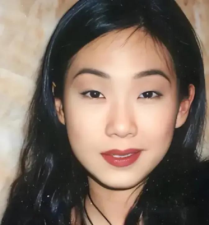 2004年，林忆莲向李宗盛提出离婚，李宗盛说：“我年近半百，却要妻离子散，真的是嚎啕大哭。”谁能想到，当年李宗盛用同一句歌词告别两个女人，而朱卫茵那通电话才是真正的大结局......

电话接通的时候，李宗盛正坐在北京录音室的地板上，身边散落着写废的稿纸。朱卫茵的声音从香港传来，平静得像老朋友闲聊。