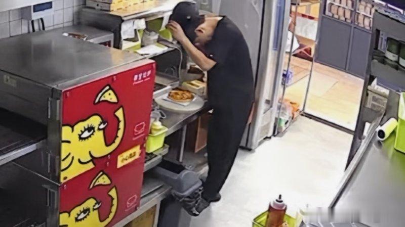 杭州一披萨店后厨员工往菜品吐口水、抖头皮屑，商家回应 ​