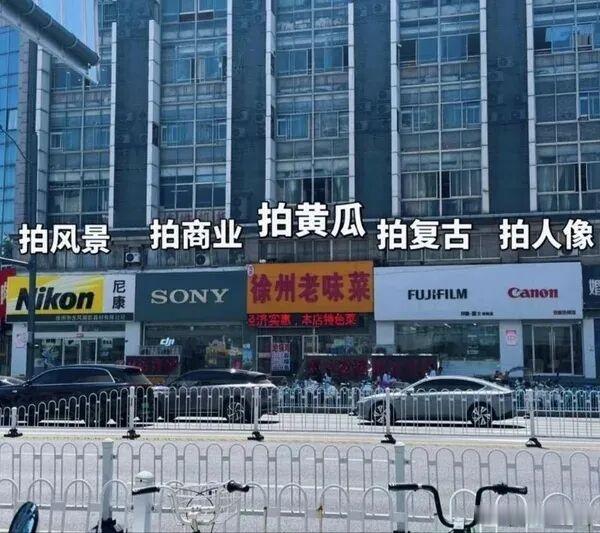 #华为月饼 腹泻#
其实每个部门的节日礼品是不同的，我今年收到4份中秋礼：一份部门的，两份公司莫塞尔的，一份海外代表处的。

这里面两份是包含月饼的，美心月饼和广州酒家月饼，莫塞尔大多时候发的是海外礼品，红酒、咖啡、坚果、五谷杂粮类的。 

每次部门发节日礼品，文员都会事后提醒，如果发现坏 ​