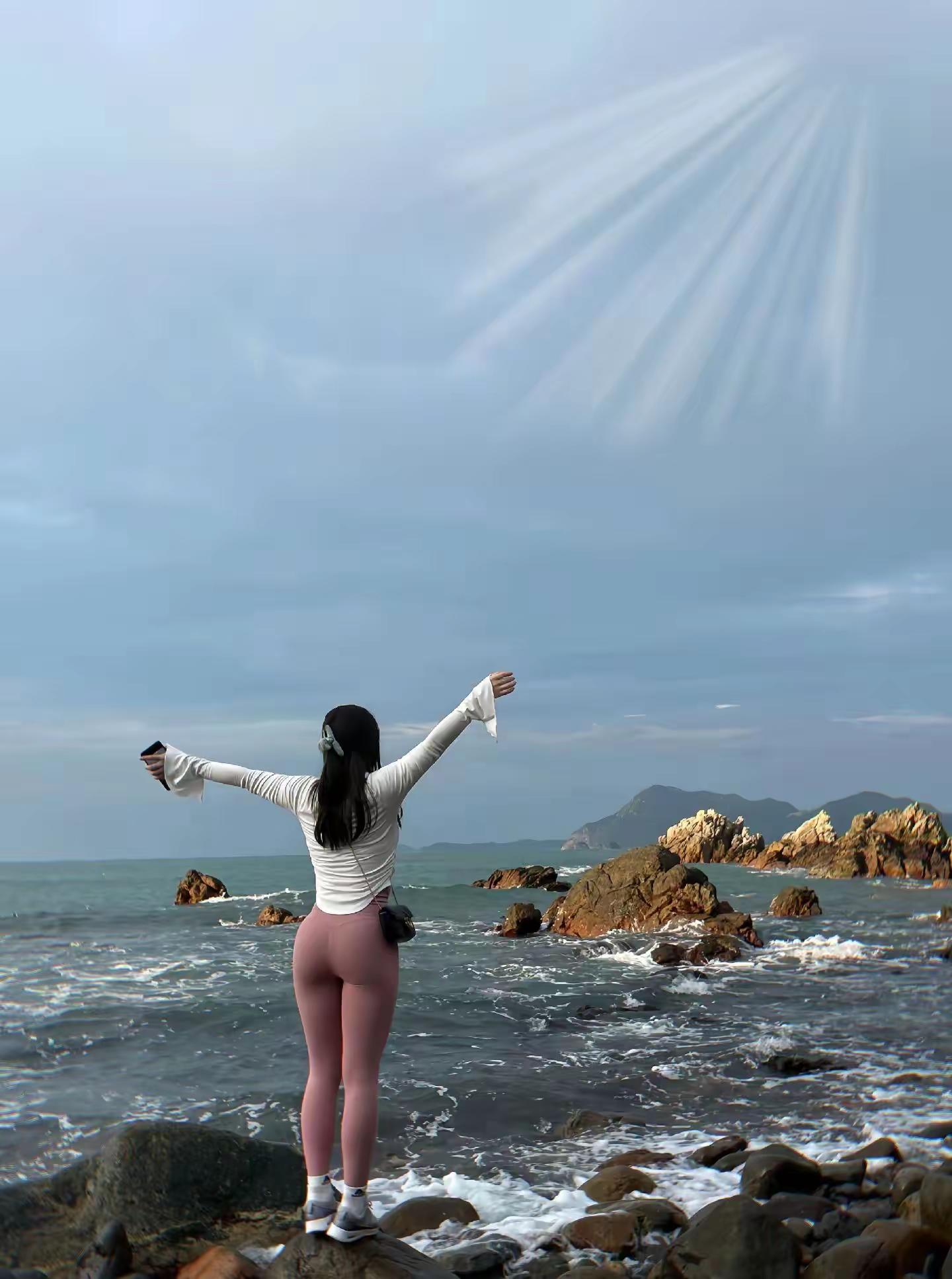 海边拍照。鲨鱼裤搭配，紧身提臀显身材。