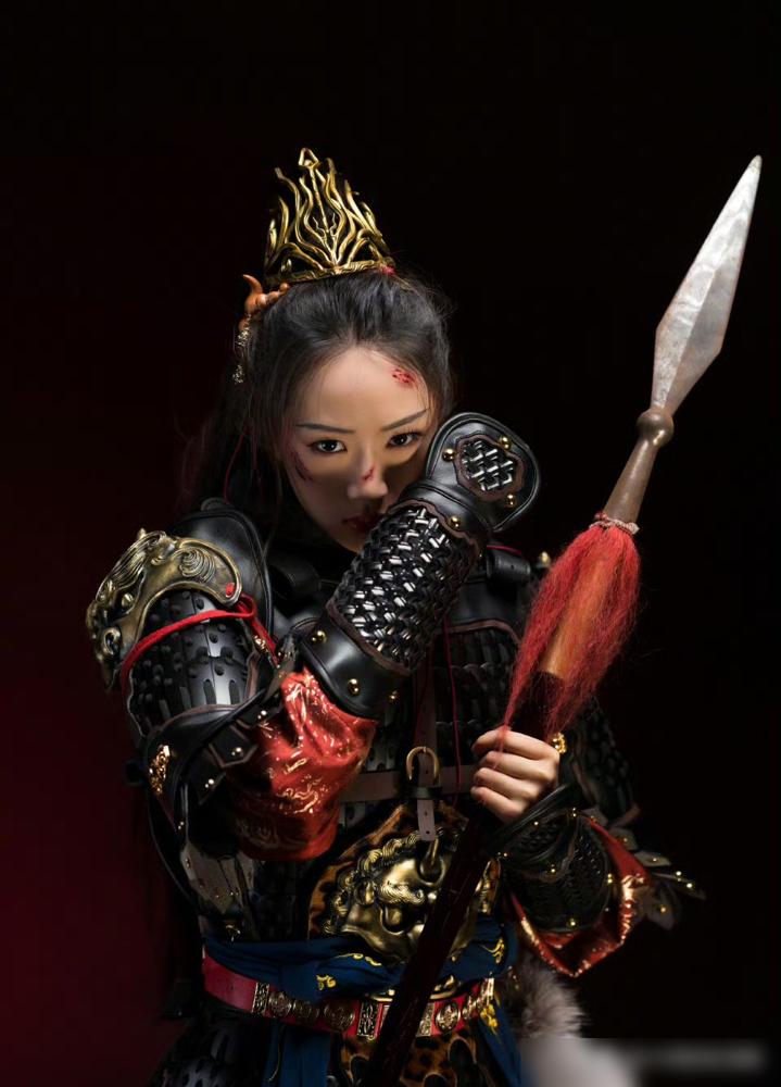 闺女穿婚服他不哭，反而放出狠话要一辈子守护，吴尊这爹当得有点狠。
18岁的NeiNei，没穿公主裙，直接上了两套造型。一套中式婚服，端庄。一套古代铠甲，英气。拍的是墨尔本澳华历史博物馆的中国传统服饰展宣传片，不是真结婚。
网友手快，翻出2014年综艺旧照。那会儿小NeiNei穿个小婚纱，吴尊当场