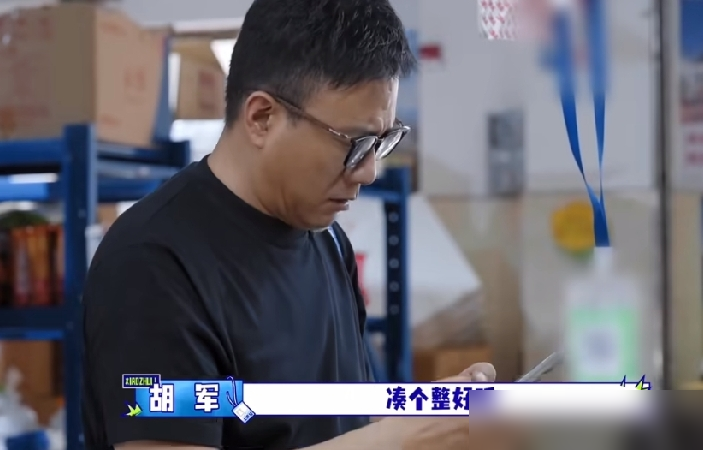 真没想到，硬汉胡军去趟菜市场，差点把几十万身家送给卖鸡蛋的大妈。
事情很简单，胡军买5个鸡蛋4块2，他寻思别找零了，直接扫码给5块钱，结果一通操作，把支付密码当成金额输进去了，幸亏最后反应过来，不然真是一夜回到解放前。
这事一出，好多人又翻出他老婆卢芳的旧账，说当年俩人拼酒，一米八五的胡军，愣是