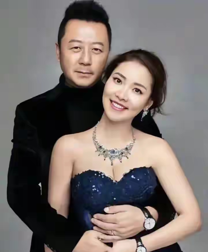 很多人都看过郭涛的影视作品，熟悉这位演技实力派。
郭涛长相朴实，小眼睛薄嘴唇，属于耐看型男演员。
 
可很少有人知道，他的妻子李燃却是标准大美女。
一双大眼睛、高鼻梁，五官立体精致，长发飘逸，身材出众气质优雅。
 
不少网友都感叹，郭涛真是捡到宝了。夫妻俩行事低调，很少公开秀恩爱。
看过这么多郭涛的