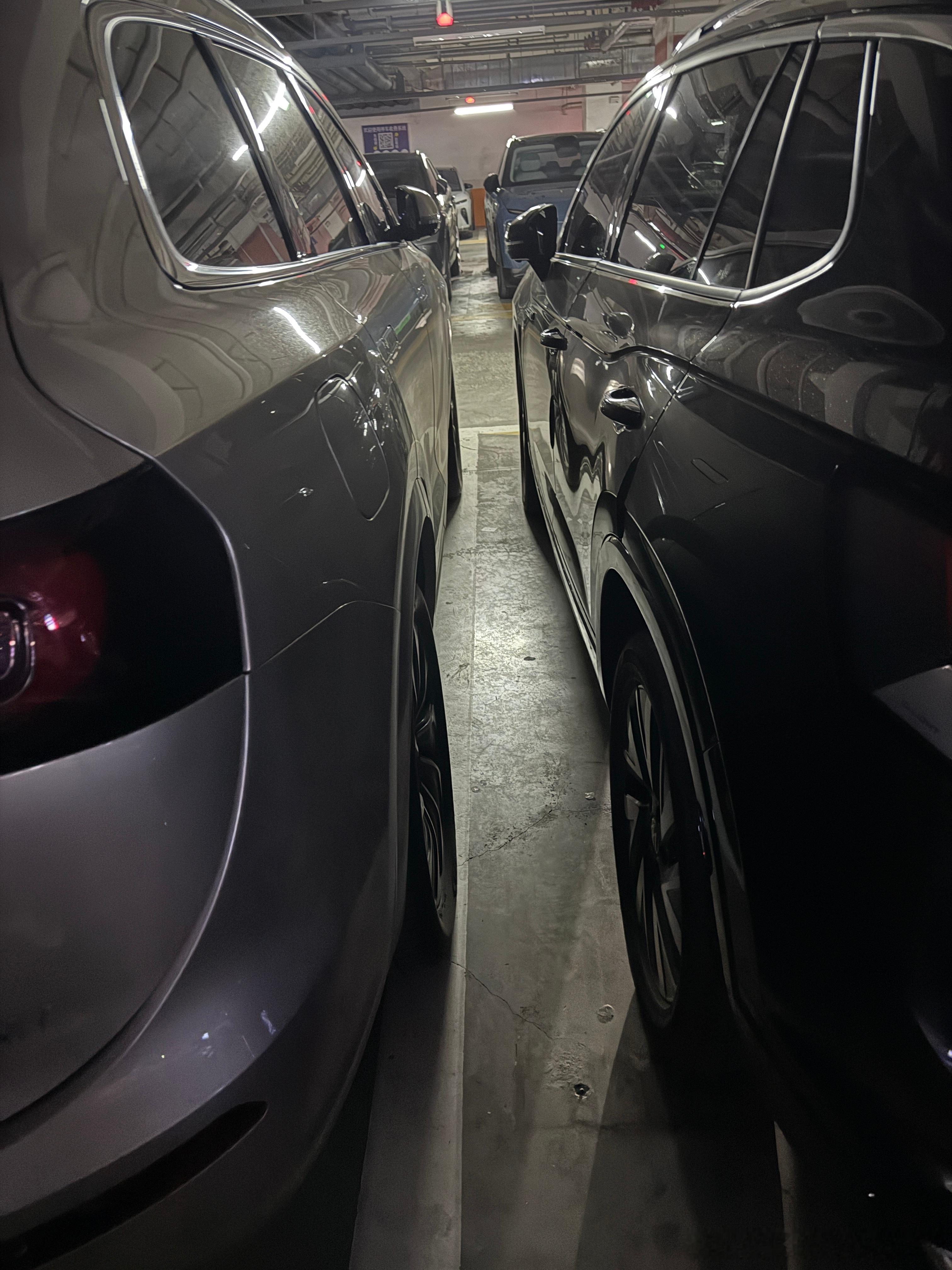 今天在商场一辆问界就这么停，我没法上车，她车上不留电话。等了一会儿我正考虑要不要从副驾爬到主驾，毕竟午休快结束，我得回去上班了，来了一女的，看见我站在车前，一句抱歉都没有，我实在很生气，我说你这车停得我都没法走。你猜她说啥？她说“我这车也是挺费劲将把停进去的”。我靠了！难道是我没 ​