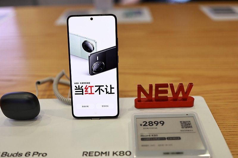 现在手里攥着的是红米K80，12+512的白色款，去年过年前换的，之前用的是Redmi Note 12 Turbo。
本来当时蹲小米15系列等来等去价格一直没松，盘了盘配置和预算最后还是选了红米，除了扬声器音质差点意思，整体体验比同价位其他品牌的机型强半档。用久了连系统交互、高刷跟手度、骁龙处理器的