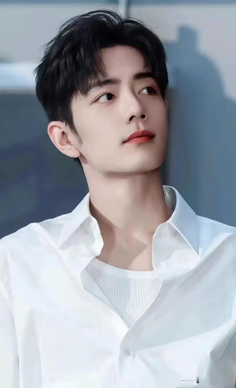 发现了没有？
肖战身上有一种玄学，
就是只要他演的电视剧，不管他是主角还是配角，大家的眼神都会不自觉的落到他的身上。
 
最近《小城良方》里，肖战的表现真的让人眼前一亮，演技又精进了。全程原声台词，氛围感拉满，看很容易就被他带进剧情里。
 
很多本身就是医生的观众都说，平时根本不爱看医 疗剧，大多拍