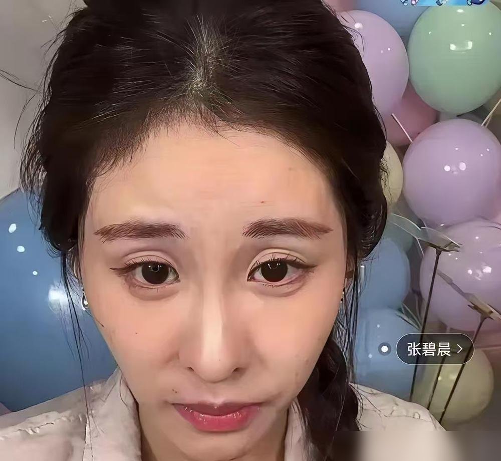 张碧晨又上热搜了，这回不是唱歌跑调，是孩子已经7岁了。
《歌手》舞台上她唱劈了，自己说脑子唱到后半宿，做梦都是那首歌。淘汰后备采更直接：心态崩了，明明能做好却没做好。你看，天后也会崩。
但人家转头就去录新专辑了。9月行程表上，除了晚会就是做歌。跟华晨宇没结婚，共同带娃，孩子叫Judy，该上学上学