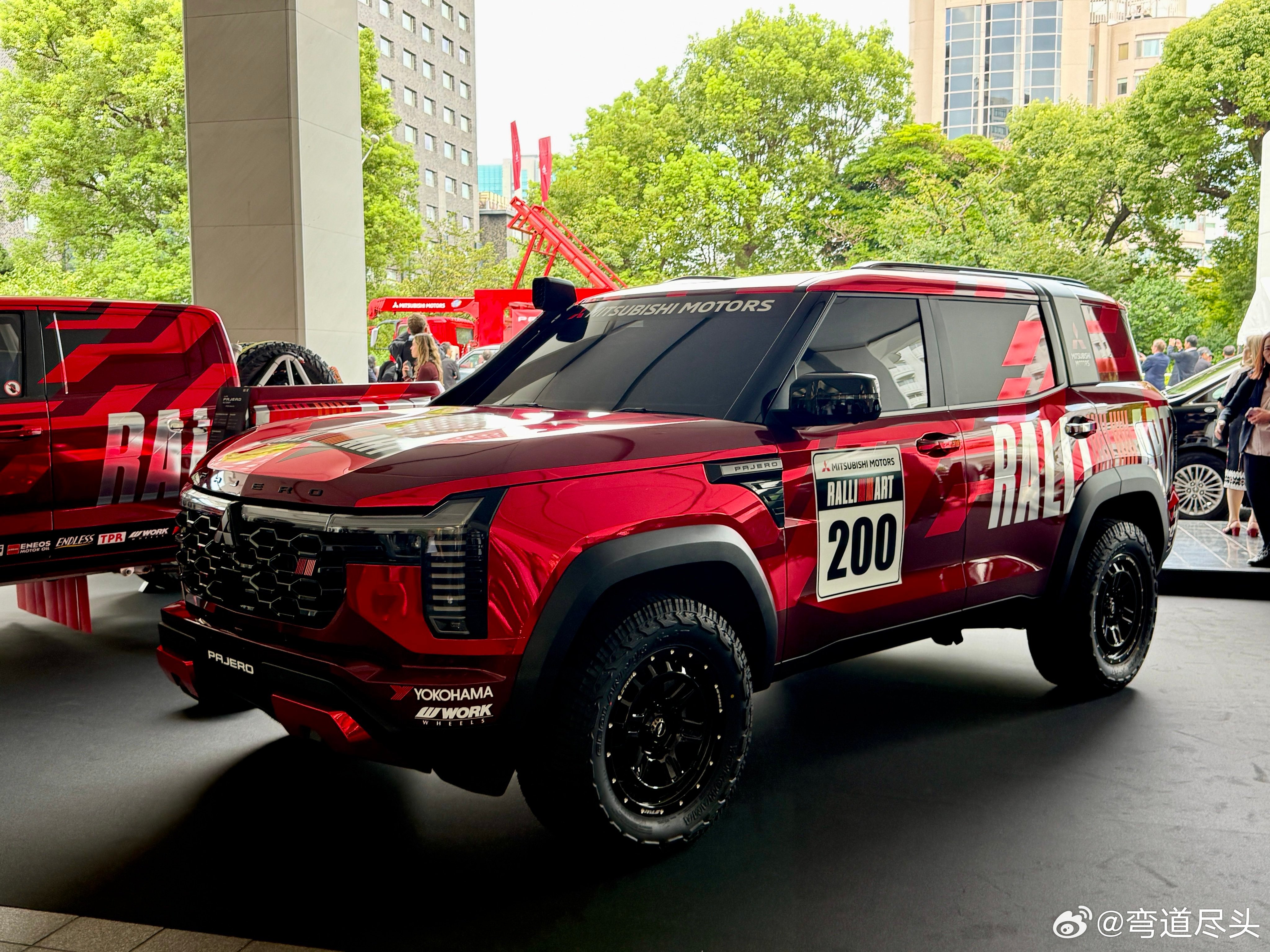 #帕杰罗[超话]#  全新帕杰罗拉力艺术纹身。
The legend returns.
The all-new MITSUBISHI PAJERO/MONTERO makes its world premiere.
 PAJERO Rally Concept wrapped in the same livery as the AXCR 2026 MITSUBISHI TRITON takes the stage.
#RALLIART##AXCR##三菱汽车##三菱帕杰罗##pajero##montero ​