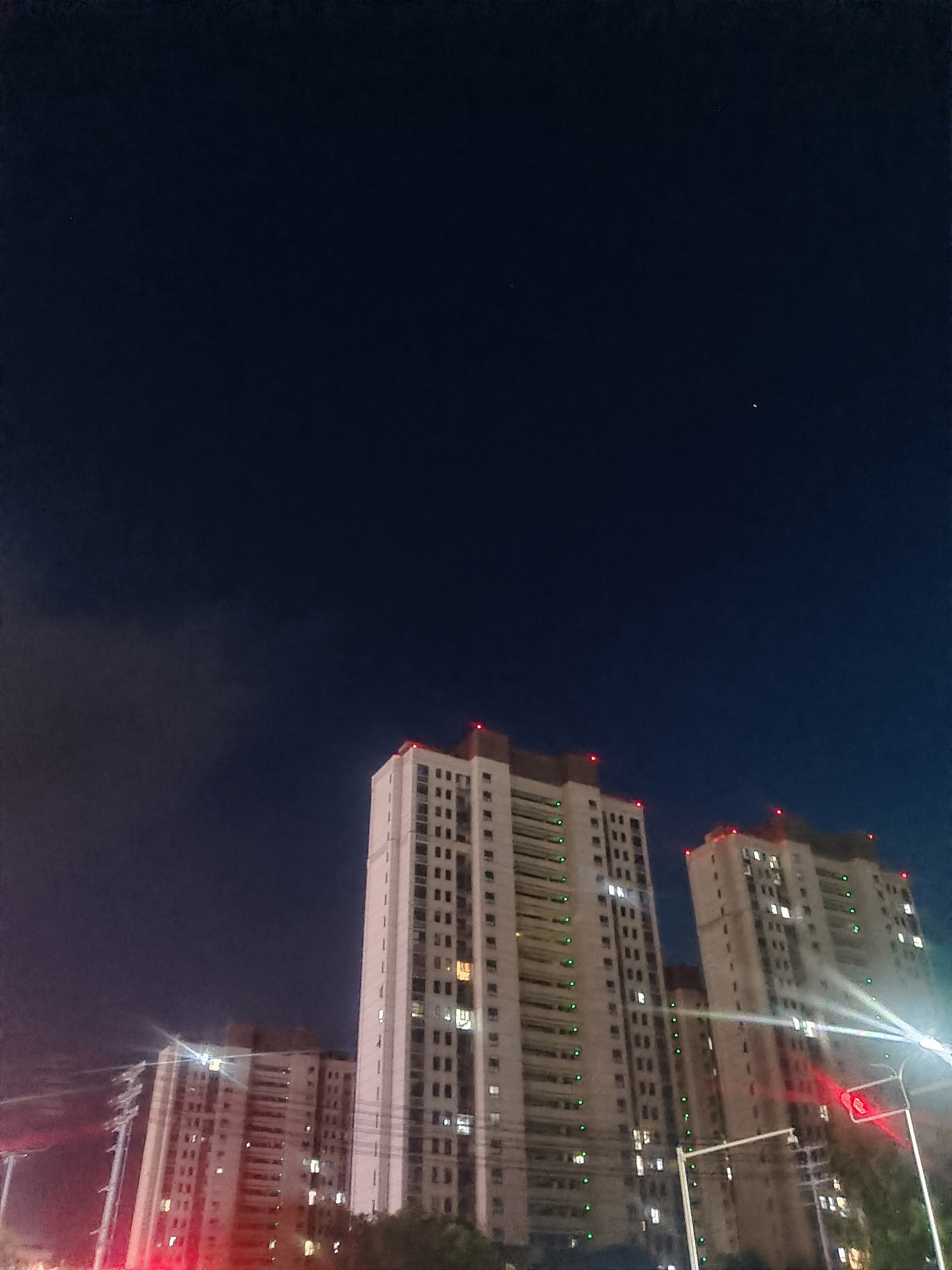《消失的她》最戳人的从来不是悬疑反转，而是藏在剧情背后细思极恐的人性真相。前半段看似俗套的失踪迷局，靠极具质感的色彩调度和层层递进的悬念牢牢抓住观众视线，直到深海铁笼的画面出现，所有铺垫瞬间全部落地。
没有上帝视角的人，很难苛责李木子是“恋爱脑”。她只是在一次次处心积虑的示好里，交出了全部信任，却没