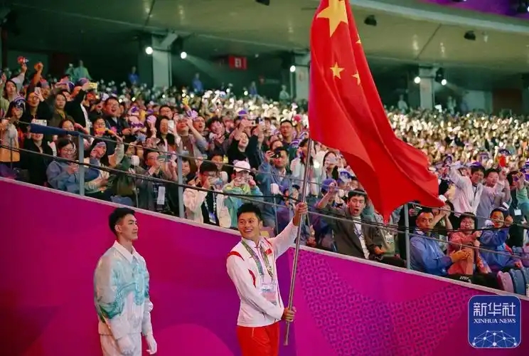亚运开幕式中国代表团登场！

旗手气场全开，五星红旗夺目耀眼。可一旁举爱心牌的引导员造型，一出场就掀起巨大审美争议，不少网友直呼看着别扭。

不少人守在屏幕前，就等着中国代表团登场。当胡明轩和吴愉共同扛起五星红旗迈步进场的时候，那种自豪感一下子就涌上来了。

一男一女两位旗手，一个是男篮队长，一个是
