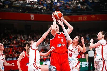 突发变故！李月汝无缘女篮世界杯，中国女篮的机遇与挑战


北京时间9月，2026女篮世界杯即将在德国柏林打响，作为上届赛事亚军，中国女篮原本被外界寄予很高期待，然而一份参赛名单却爆出意外情况：主力内线李月汝因为护照邮寄丢失，遗憾缺席本次世界杯征程。消息一出，迅速引发广大球迷热烈讨论。
李月汝的缺席，