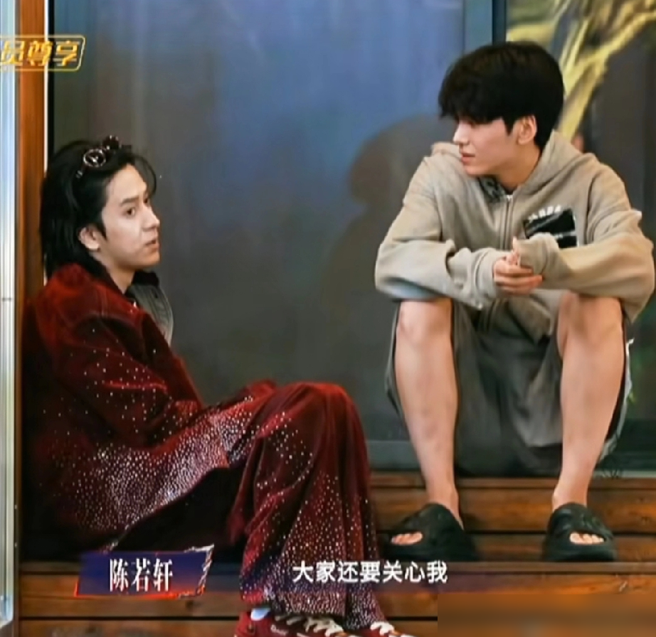 陈若轩晋级了，张卓尔走了，两人就差7票。
三公《偷心》，陈若轩小考跑调垫底，正式舞台音准气息都被拎出来说过。张卓尔那边，《24个比利》拿了871，个人喜爱度261，排14。陈若轩268，排13。
谁都知道谁更该留。沈梦辰看到张卓尔淘汰那一下，脸都僵了，没敢信。
陈若轩自己更清楚。后台不跟人凑，