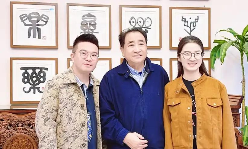 谁能想到，曹云金的徒弟李春艺，居然直接把姜昆请来给自己当面扣动作、抠台词了。
10月20日这条视频刚发出来，曲艺圈不少人看得直挠头。
要知道，相声这行当最讲究门派和师承规矩，早年间台前幕后那些弯弯绕绕，外人看了都觉得隔着层山。
结果画面里呢？
姜昆老爷子虽然退下来了，头发也白了不少，但站在年