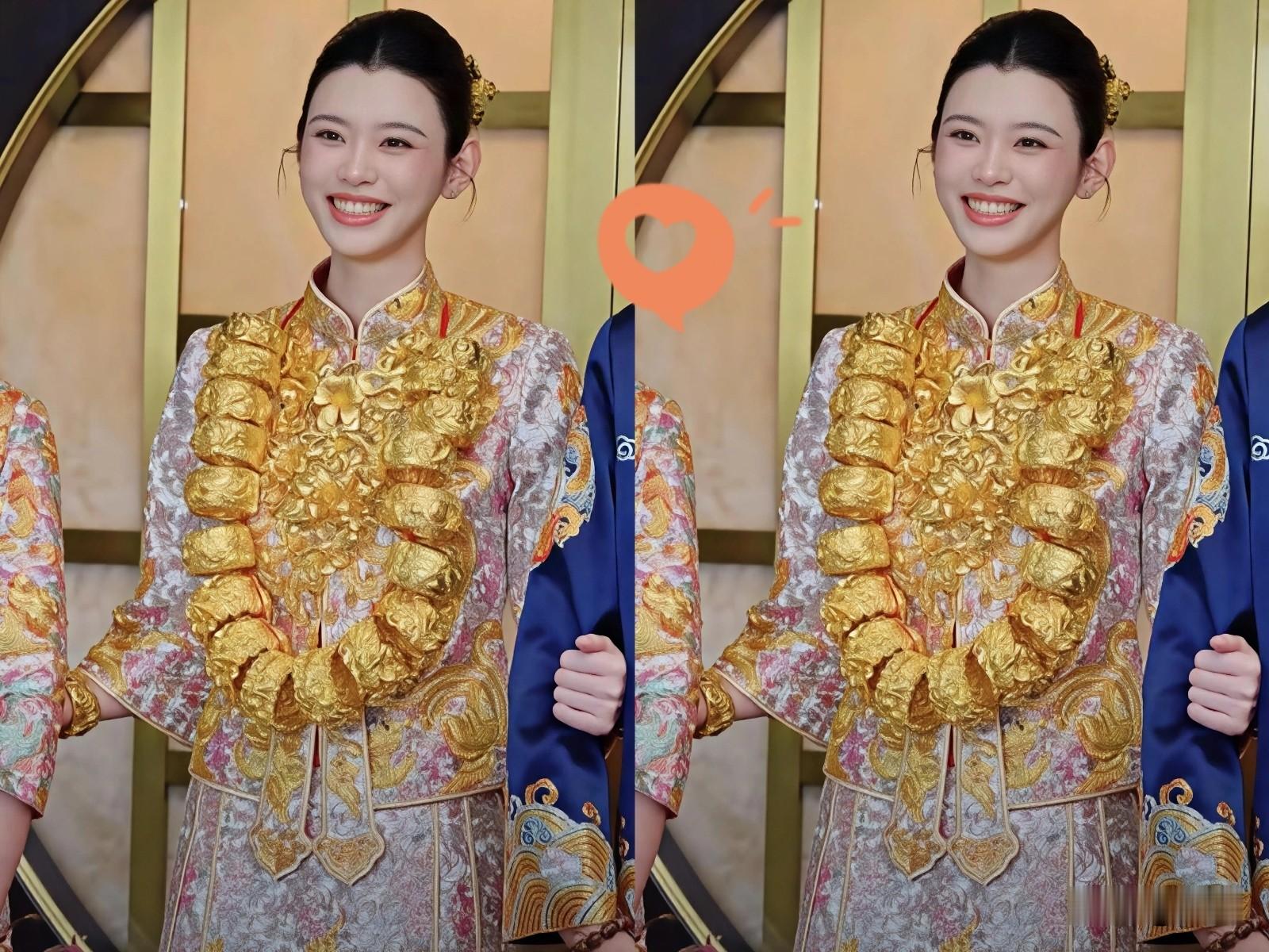 奚梦瑶脖子上那22只金镯，我在意的不是多少钱，是她婆婆那句&34;感恩&34;



今天刷到奚梦瑶那组中式敬茶照，第一反应跟网上大部分人一样——这也太多了吧。

脖子上一整圈龙凤镯，两只手腕各两只，数下来22只。有网友按金价估出120万出头，也有人按金店零售价算出快300万，两边在评论区较真。我看完就笑了：这