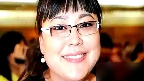 8万片酬，对面是张国立拿100万，换你你接不接？李菁菁当年差点把《金婚》推了。
她手里还攥着个女一号的活儿，钱多，名正。这边“庄嫂”就是个配角，片酬磨破嘴皮才从8万加到9万。她本来铁了心不干。
她妈一句话点醒她：你看导演是谁，郑晓龙。你看主演是谁，张国立蒋雯丽。这戏，能差？
接了。演完“庄嫂”