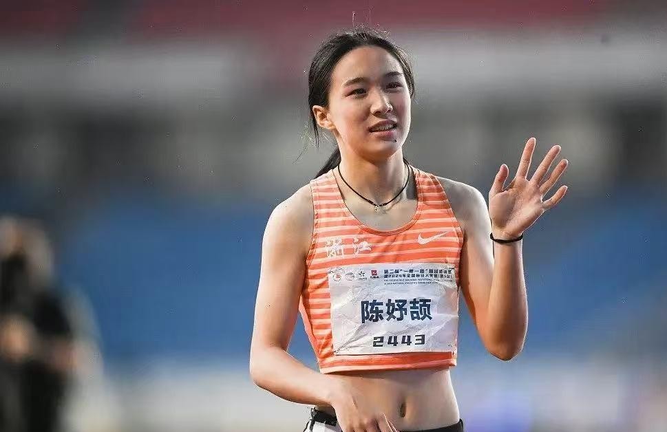 很多人直到今天才明白，为什么大家私下里都管陈妤颉叫“小孩姐”，这个名号真不是白叫的。
赛场底下还是个披着小花被补觉的小丫头，松弛得像在自家客厅。可一旦换上钉鞋站在起跑线前，哪怕两条腿紧张得直打晃，发令枪一响，最先撞线的依然是她。
这种反差放在一个十来岁的孩子身上，确实让人打心底里服气。
一口气