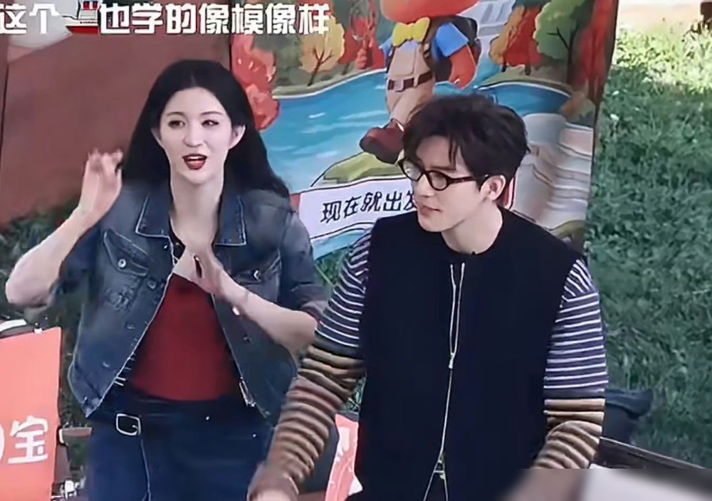 王安宇王楚然这俩人在综艺里还没正式同框，光靠几张路透就把全网磕疯了。
你去翻翻评论区，全是喊话制片人递本子的，什么晋江在逃男女主、不二搭很难收场。
但扒开底裤一看，俩人连一次正经影视合作都没有。所谓的CP感，不过是综艺里王楚然跳了个舞，王安宇在旁边笑了几下。
说白了，观众磕的不是人，是脑补出来