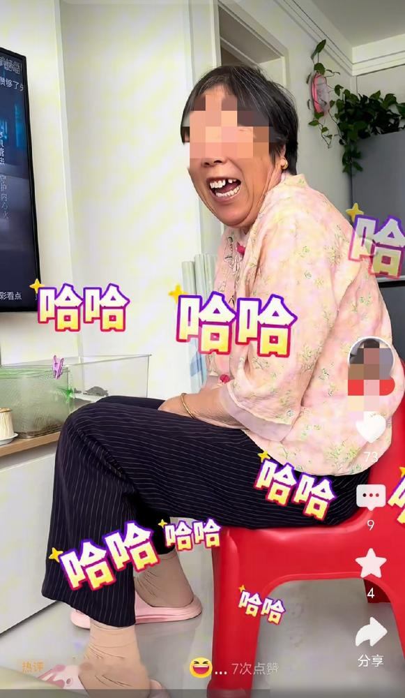 你见过60多岁的大姐指着屏幕说就看这段吗？她点的是《早春晴朗》里男女主角的亲热戏，一点不避人。
你没看错，大姐原话就是这段好。那一刻我才意识到，偶像剧不是拍给20岁的人看的，是拍给所有心里还住着20岁的人看的。
这片子火到什么程度？优酷开播3天热度破万，成了2026年最快破万的现偶。大结局那天云