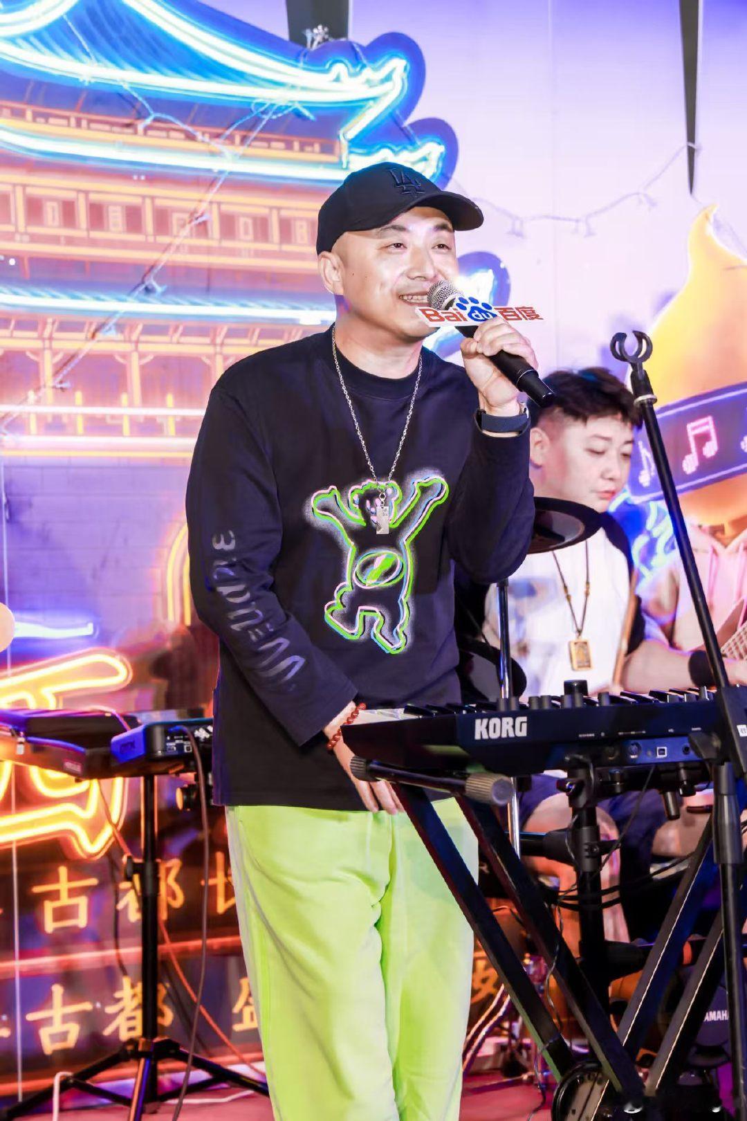 西安迎来百度夏夜麦霸赛事终章，街头舞台敞开大门迎接每一位歌唱爱好者。黑撒乐队精彩演绎秦腔摇滚，古韵与呐喊相融，勾勒古城独有的文化风貌。
#黑撒乐队在西安秦腔摇滚整活儿##夏夜麦霸# ​