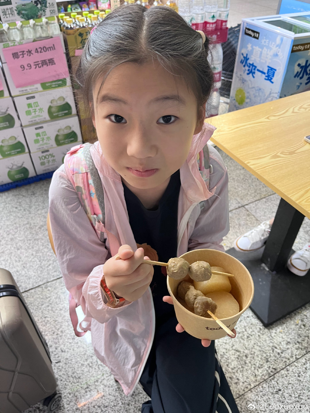 [赞]表扬小孩姐！！！6号从乡下回武汉跟着我坐乡村大巴1个钟到市上再坐1块钱公交转4块公交半个钟到武汉然后再坐地铁1个钟到小区。说累但是一份关东煮就能满血复活，一路乖乖跟着。。。 ​