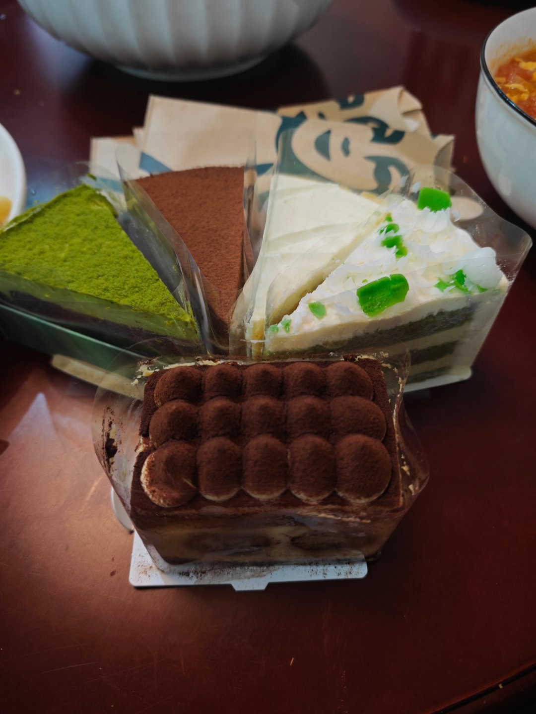 祝大家六一儿童节快乐~吃个小蛋糕呀![抱一抱]