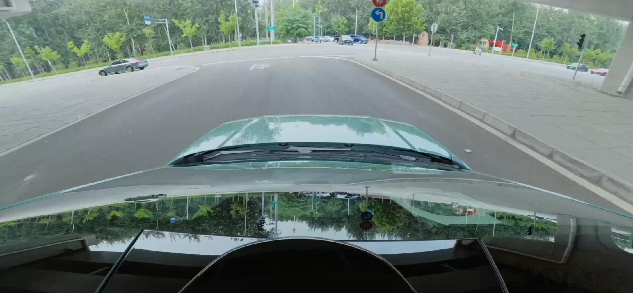 #跟着易立竞看T6##易立竞找代驾试车##一汽大众T6#
易立竞确实脑洞大开。准备和一汽-大众访谈前，她没有接受品牌方安排的产品经理讲解，也没有先看车评人的测评，而是自己叫了一位代驾师傅来试T6。她的理由很简单：产品经理说的资料里都有，但代驾每天开不同品牌、不同车况的车，跑的是真实路况，对一辆 ​