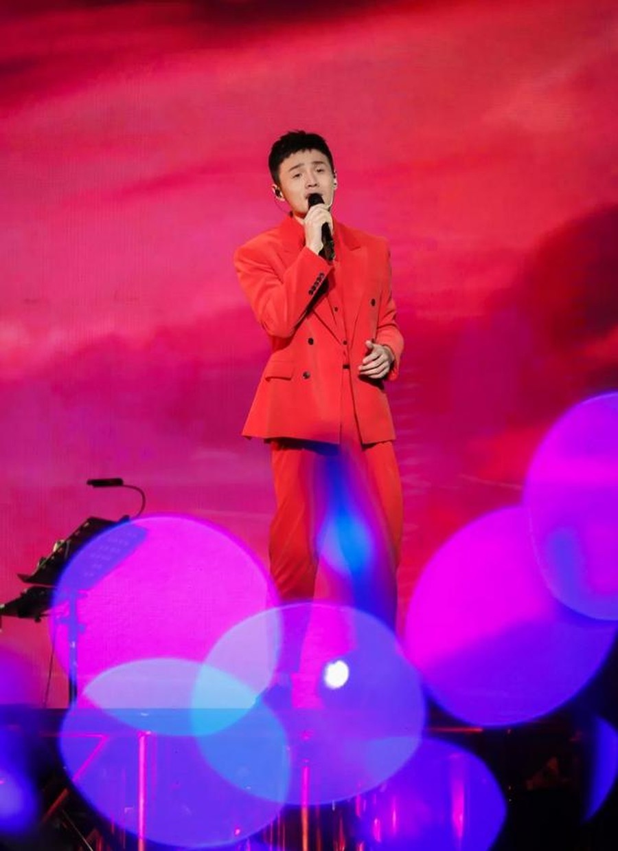 李荣浩，激动发文！9月7日，李荣浩在社交平台上发文，寥寥数语道尽自己的激动与欣慰，难怪他这么开心，毕竟他的单曲《恋人》在平台单曲综合成就突破1亿，率先解锁了钻石单曲勋章。

《恋人》在登顶榜首阶段曾拿下9843万的收藏量，短时间内聚集了极高的大众注意力。

同期周杰伦的《晴天》积攒了9934万收藏量