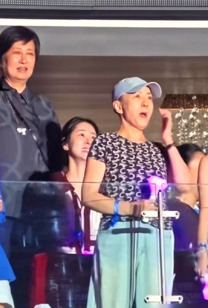 那英在台上喊出殷秀梅名字时，台下宋丹丹的笑容瞬间僵在脸上。

演唱会聚光灯打向观众席，那英先给前辈殷秀梅深深鞠了一躬。镜头扫过，原本准备起身的宋丹丹，嘴角不自然地抽动了一下，眼神闪过一丝失落。

论私交，宋丹丹和那英是铁哥们。但在几万人的场子里，论资排辈的规矩压过了一切。那英余光瞥见这一幕，话锋一转