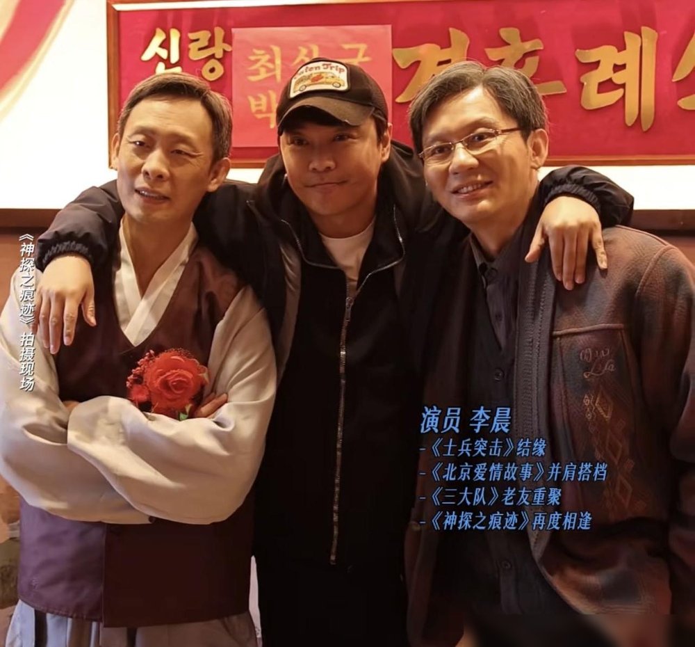 张译又上了陈思诚的戏，这都第几回了。
《神探之痕迹》国庆档第一天，7097万，直接干到榜首。讲的是崔道植破案，横跨45年四桩大案。张译演，马丽、陈明昊搭，后面还塞了陈飞宇、王俊凯、范丞丞。豆瓣6.8，不炸，但稳。
有人骂陈思诚老用熟人，没新意。可你翻翻他的盘，但凡出活儿、不塌方的，全是这帮老脸。