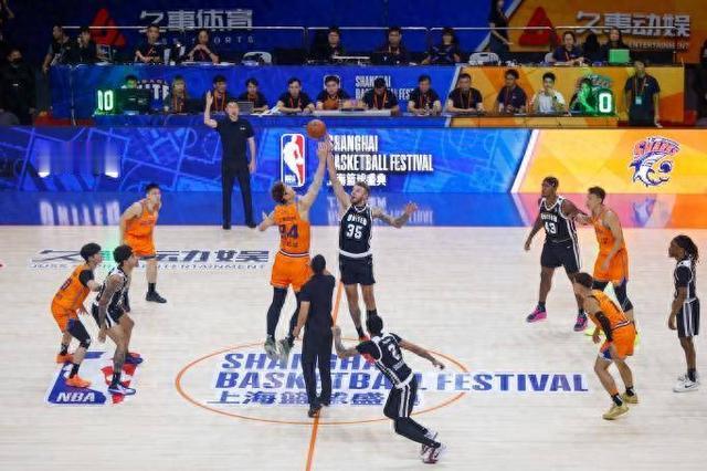 G联盟首战告捷，青少年赛事抢镜，二番战上海大鲨鱼悬念待解。



NBA上海篮球盛典搞了几天，G联盟联队和上海大鲨鱼先打了一场，G联盟96比84赢了。表面看是比分差距，但这次活动厉害的地方不光是比赛，他们把青少年赛事、街头嘉年华和商业都串在一起了，感觉是在做一个篮球生态的新实验。



首战上海队李