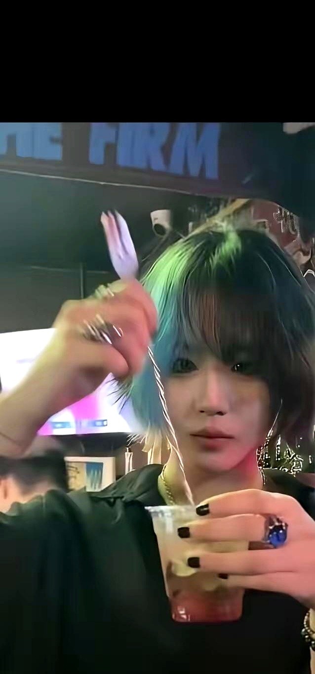 窦靖童在台上握着麦克风，同父异母的妹妹窦佳嫄却在吧台前摇着调酒壶。

圈里一人走红全家沾光太常见。明星开个工作室，亲戚塞进去当助理做经纪，肥水不流外人田。

窦家偏不走这套。窦佳嫄没去姐姐团队里混份闲差，而是穿上制服当起调酒师。靠自己双手赚钱，跟镁光灯下的姐姐过着完全不同的人生。

谁规定亲戚红了就