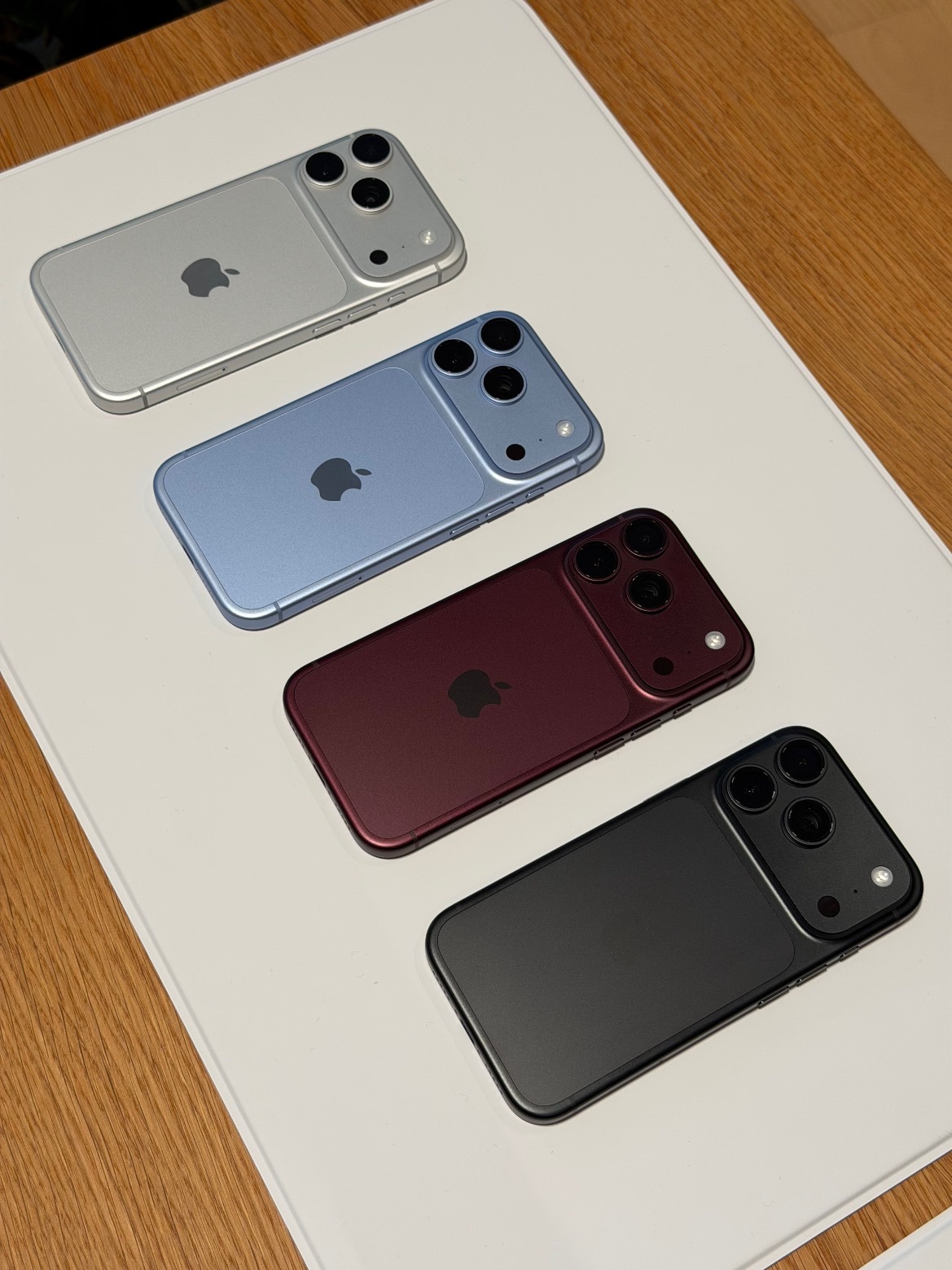 #iPhone18Pro系列上手#iPhone18Pro 系列成交额，较上一代 17Pro 系列直接翻倍，创下历史新高。更离谱的是，今年 均价还往上提了，256G 反倒成了更多人的选择！

JD🔍【苹果国补800】九月份抢先入！今年大家购买热情比预期高出一大截。销量最高的是 Pro Max，新配色勃艮第酒红直接拿下选配 TOP1。果然 ​