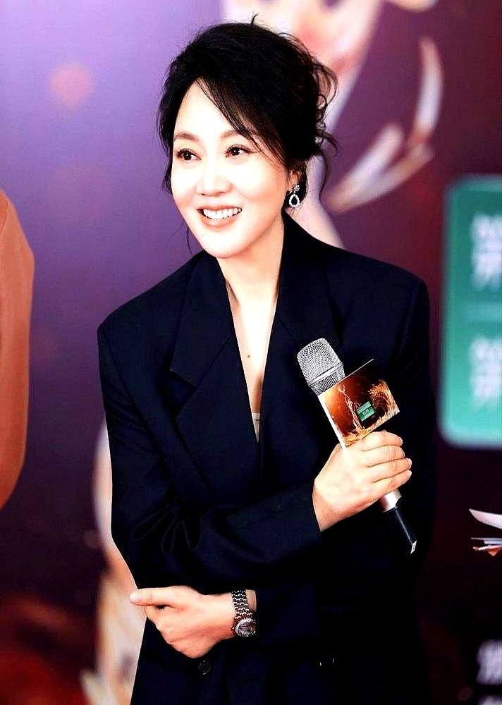 童瑶给55岁的闫妮介绍了个50多岁的相亲对象，闫妮脱口而出第一句：太老了。

这话说完她自己当场笑出声，这才想起来自己也55了。刚在金鹰奖第四次陪跑视后，她转头就去跑新片《活色生香》的宣传，戏里演黄昏恋，戏外硬是把年龄感活得一干二净。

这次没拿奖真不怪她，《小巷人家》她和蒋欣戏份都重，群像戏把主角