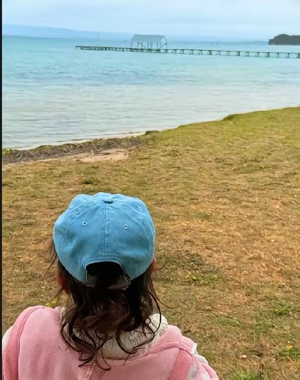 10月24日，周杰伦晒出小女儿的日常照片。配文：今天带小女儿去海边，就过了小镇老街旁的花店，他说想买花送给妈妈，竟然比我还浪漫啊。小女儿穿着粉色外套，戴着蓝色帽子和墨镜，打扮得乖可爱。据了解，周杰伦与昆凌婚后育有两女一子，小女儿Jacinda今年4岁了，看起来长得很像妈妈的感觉，美美哒！ ​