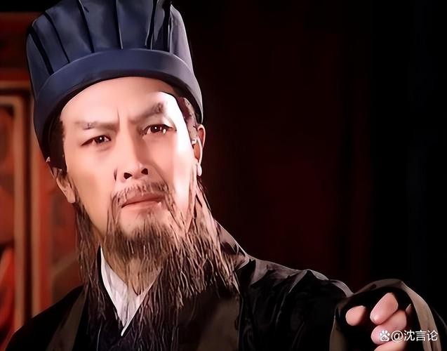 诸葛亮是三国时期蜀汉的杰出政治家、军事家，字孔明，后世尊称“卧龙”。他早年隐居隆中，刘备三顾茅庐后与他相见，诸葛亮提出著名的“隆中对”，指出蜀汉应先稳固荆州、再经营益州，待时机成熟后再逐步北伐曹魏，形成三国鼎立的格局。刘备称帝后，诸葛亮出任丞相，主持政务，重视法度与选贤任能，使蜀汉在内政上保持相对稳