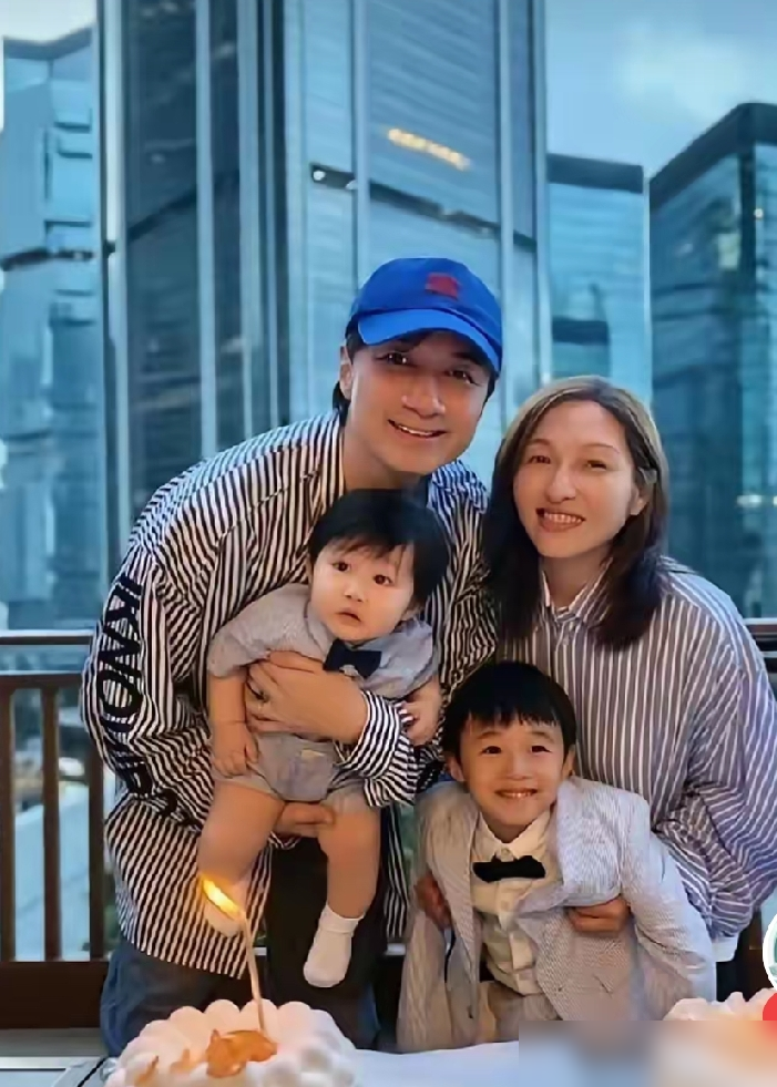 53岁的古巨基，官宣老婆生了二胎。老婆陈韵晴，今年57岁。
评论区直接炸了，一半祝福，一半追问怎么生的。孕期没露过一次孕肚，他12月还在美国开演唱会，代孕的猜测就压不住了。冷冻卵子、人工受孕的旧闻也被翻出来。
两口子从头到尾没解释。
只说大儿子想要个伴，父母只能陪一段路，手足才是长久依靠。