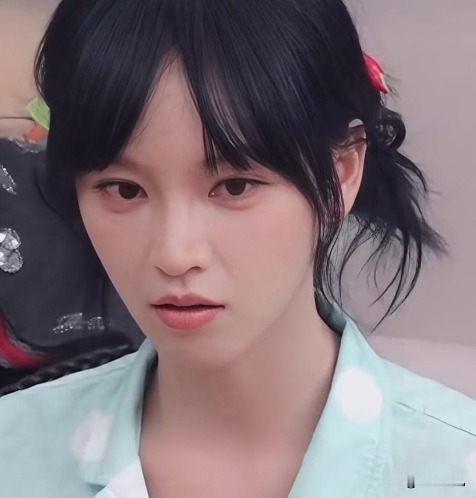 黄灿灿自曝前男友出轨


黄灿灿在节目中罕见揭开大学恋情真相！前男友回老家带另外的女生。当年黄灿灿对外宣称“感情变淡”的和平分手，实则是男方脚踏两条船的背叛。得知被出轨的她，为保尊严选择不吵不闹、安静退场。最扎心的是，男方对现任说的深情话术，竟和当年哄她的一字不差。这种“复制粘贴”的套路，让黄灿灿一