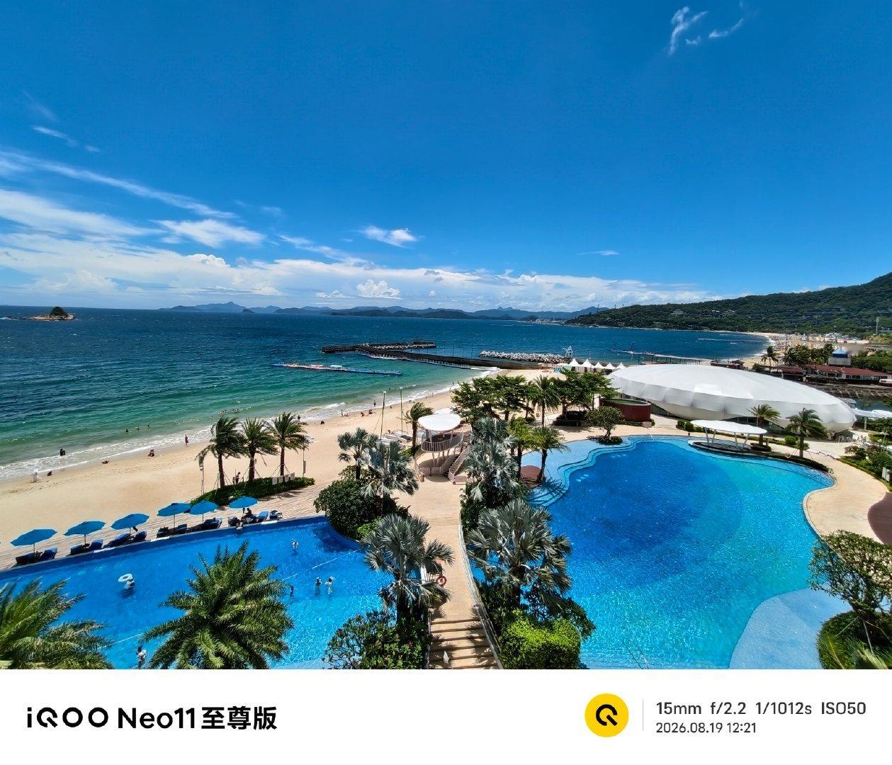 昨天在深圳小鹏安排的酒店是大梅沙的洲际酒店，海边的风景很美的，可惜我没时间享受，只能用手机拍几张照片留念下。iQOO Neo11 至尊版虽然是性能手机，游戏手机，但是主摄的拍照也是不错的，蓝厂的算法依然在线。#iqoo neo11 至尊版#  ​