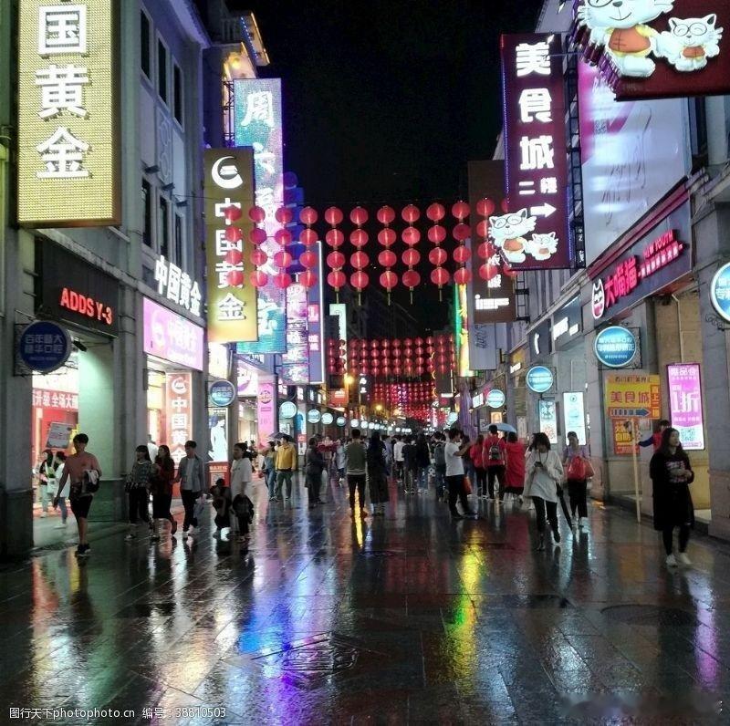夜色降临，总要赴一场上下九的约会🌙白日里的上下九，是老广烟火聚集地?...